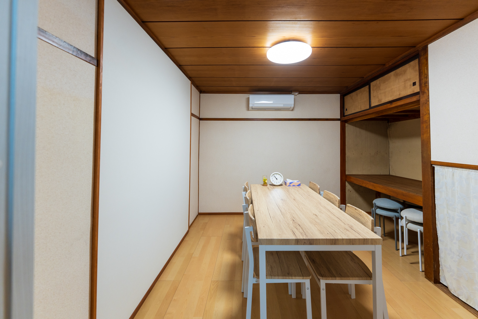 レンタル個室の別角度。床の間風の造作棚や腰掛、壁掛けリモコン、和紙調の建具まわりも見える